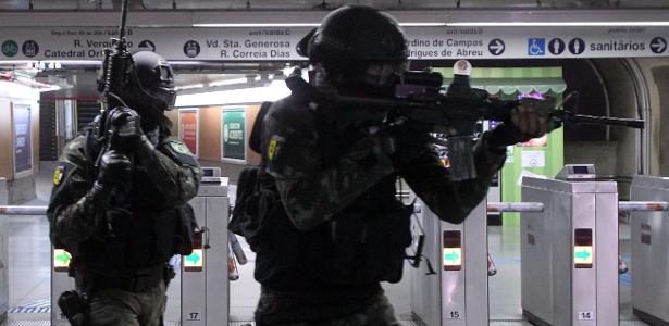 Forças Armadas realizam simulação de resgate de reféns na Estação Paraíso do Metrô, em São Paulo, visando a Olimpíada - Werther Santana/Estadão