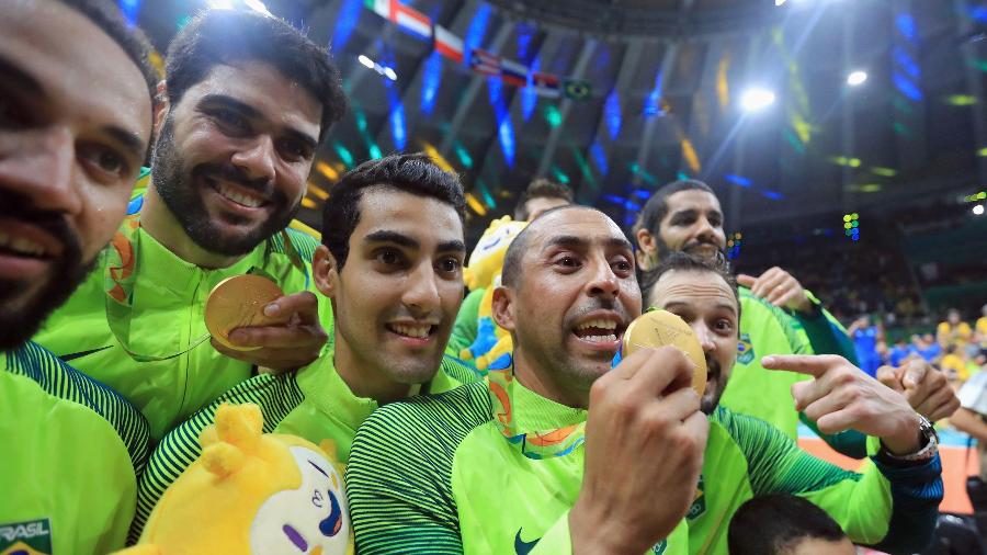 Jogadores da seleção brasileira comemoram medalha de ouro do vôlei no Maracanazinho com Serginho - Reuters