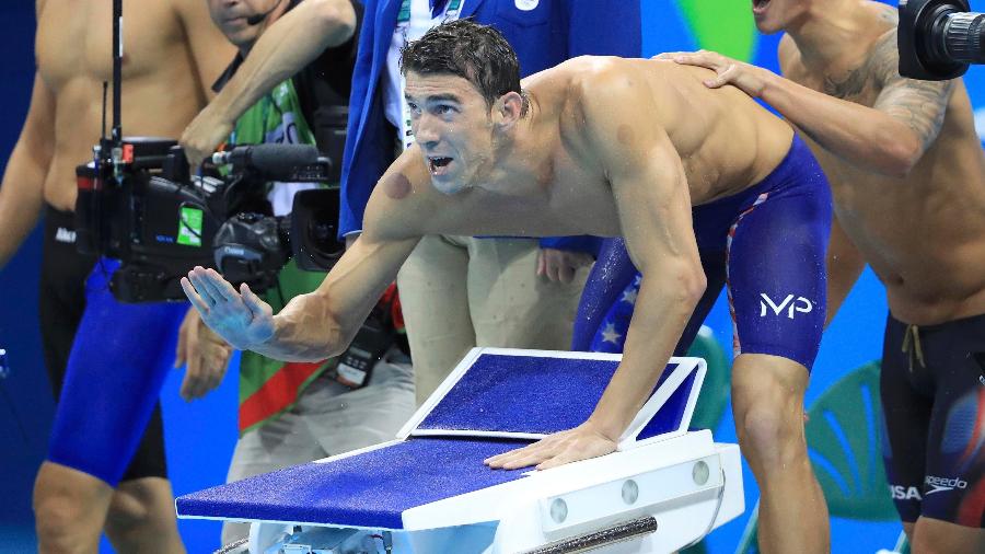 Michael Phelps mostra marcas nos ombros durante prova de revezamento 4x100m - REUTERS/Dominic Ebenbichler
