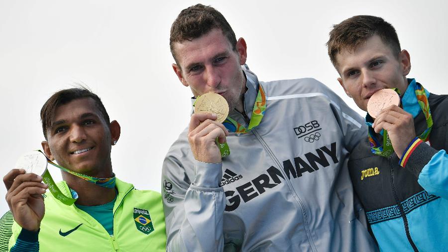 Isaquias Queiroz no pódio da canoagem ao lado de Sebastian Brendel e Serghei Tarnovschi, da Moldávia - JEFF PACHOUD/AFP