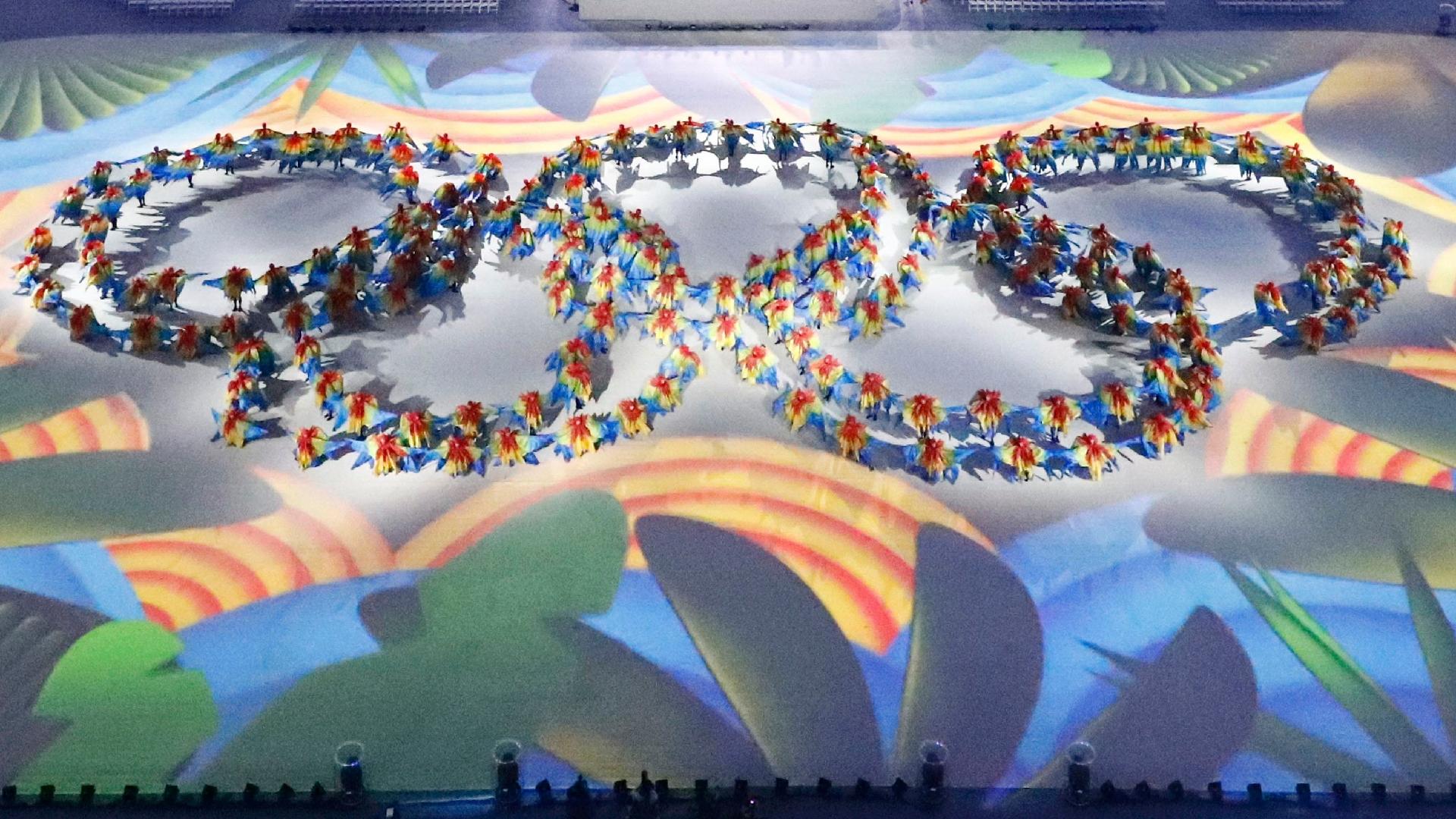 Dançarinos reproduzem os arcos olímpicos no gramado do Maracanã, durante a cerimônia de encerramento dos Jogos - FABRIZIO BENSCH/REUTERS