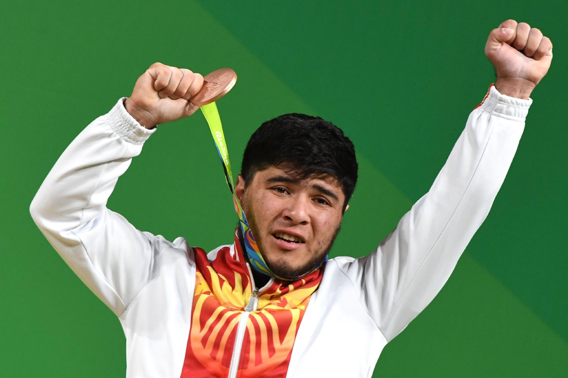 Halterofilista Izzat Artykov, do Quirguistão, perdeu a medalha de bronze conquistada 