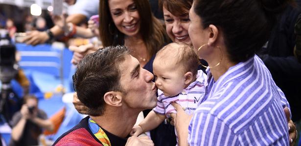 Phelps beija o filho após ganhar medalha na Olimpíada do Rio - Martin Bureau/AFP