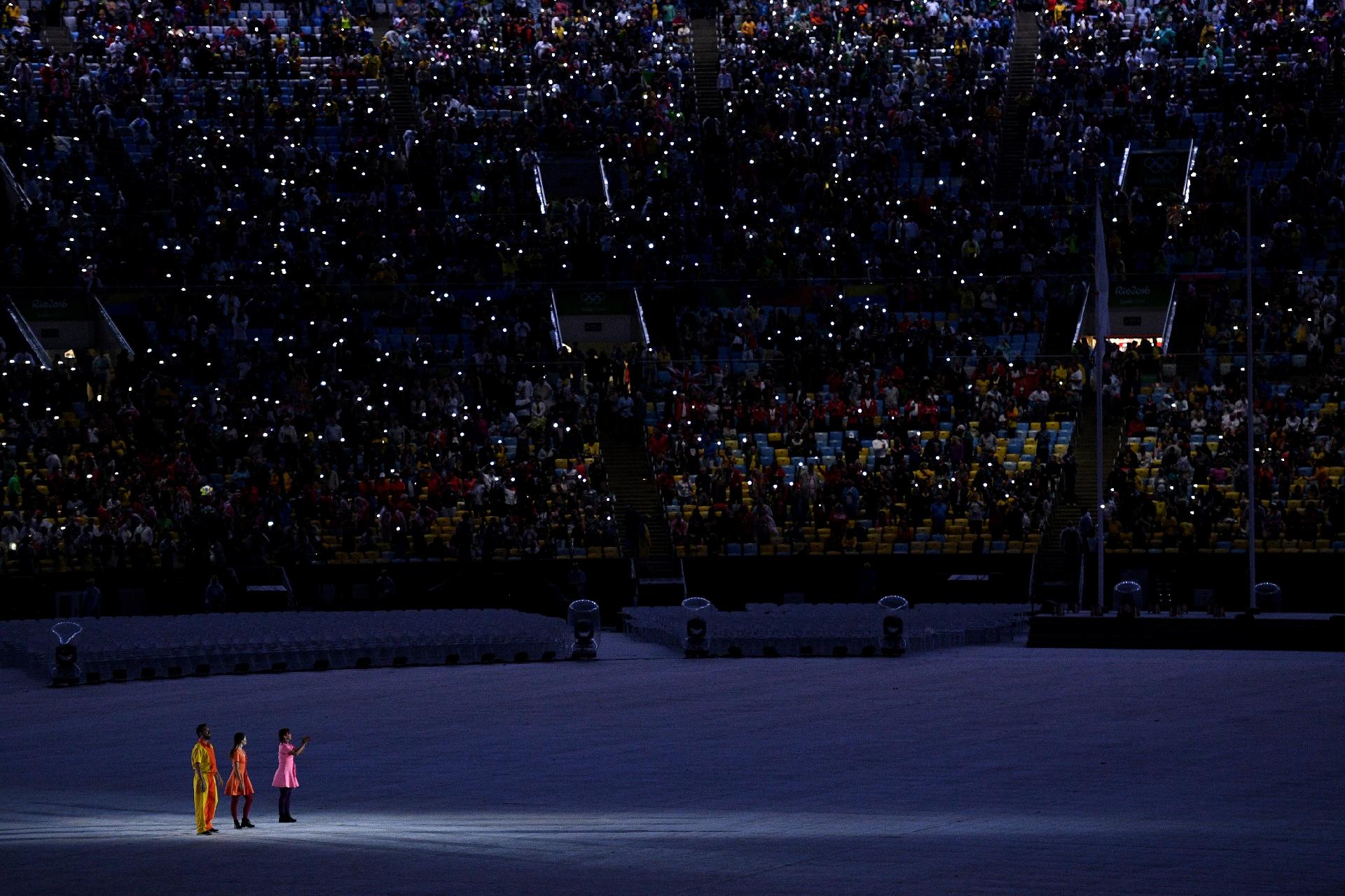 Voluntários dão início à programação da cerimônia de encerramento da Rio-2016 - David Ramos/Getty Images