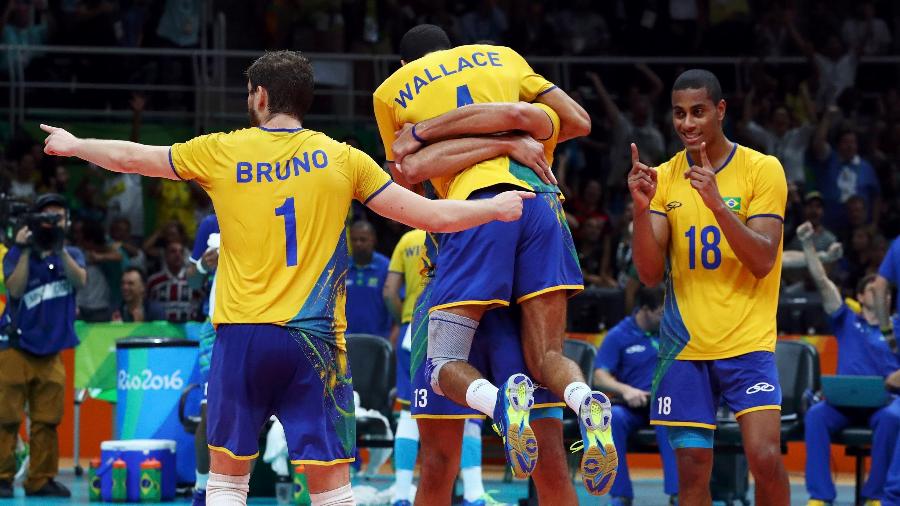 Brasileiros comemoram ponto diante da Itália na final do vôlei nas Olimpíadas do Rio - Reuters