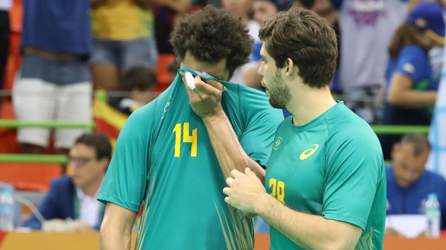 Thiagus dos Santos chora depois da eliminação do Brasil para a França no handebol - MARCOS TRISTÃO/NOPP