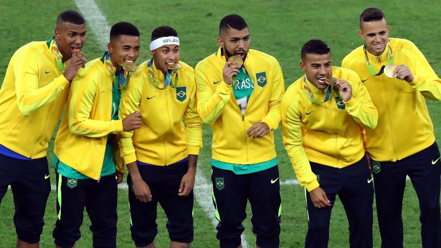 Brasileiros exibem a medalha de ouro conquistada no futebol após vitória sobre a Alemanha - Reuters