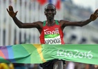 Queniano vence maratona marcada por chuva fina no Rio