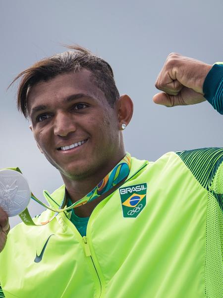 Isaquias Queiroz com uma das medalhas de prata conquistadas em 2016: foram 3 medalhas nas Olimpíadas do Rio - Eduardo Knapp/Folhapress