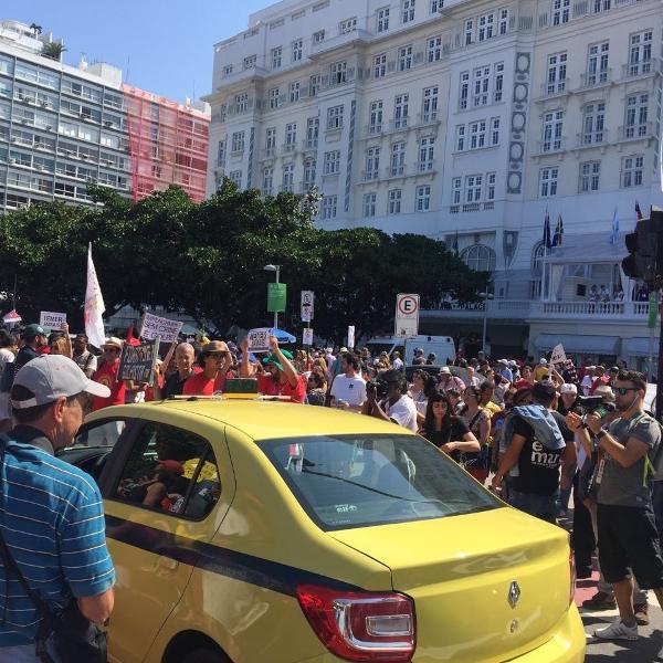 Com as cores do Brasil e movimento, tocha olímpica de 2016 é