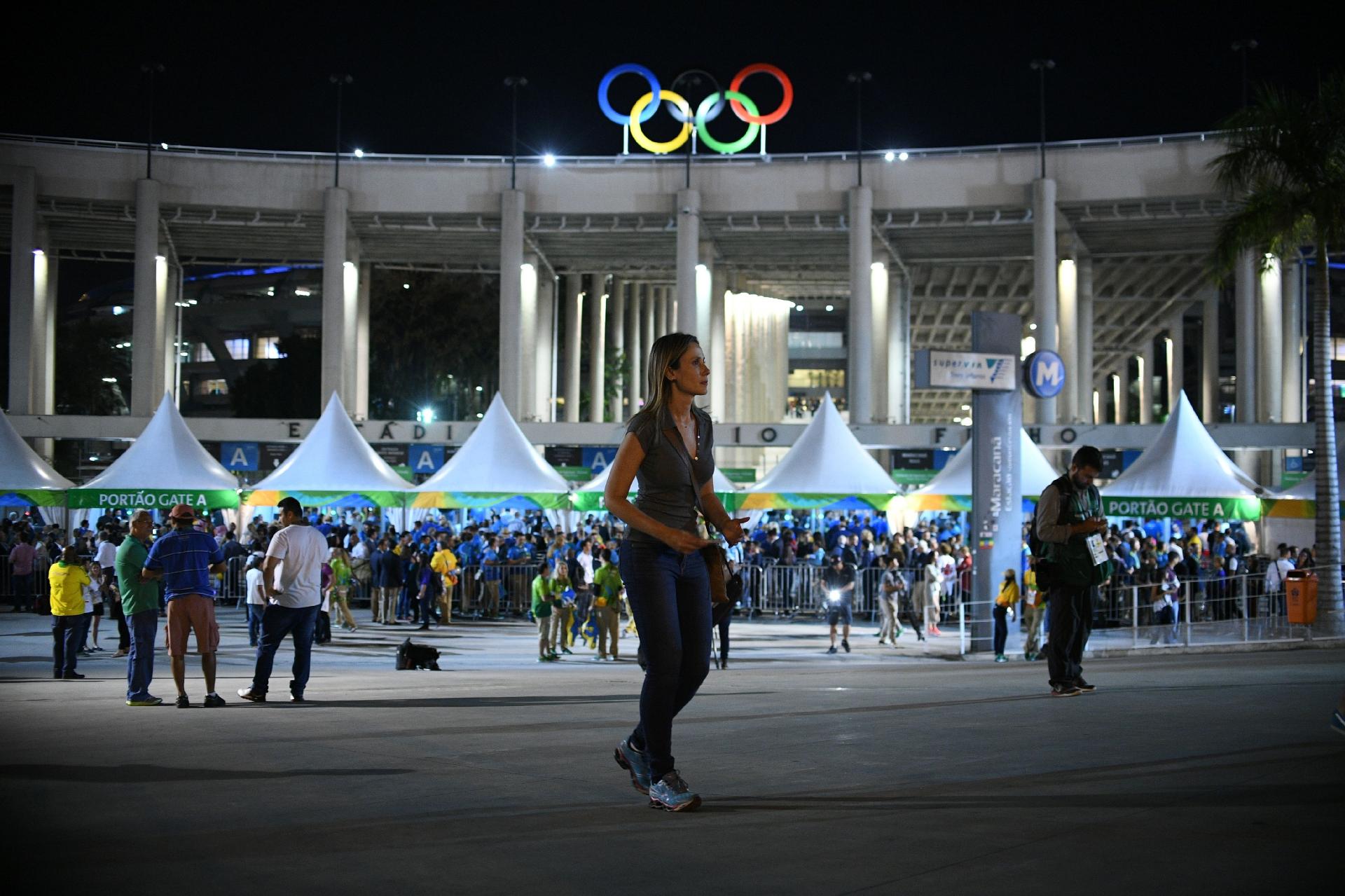 Público começa a chegar para a festa. Os preços dos ingressos para a abertura variavam de R$ 200 a R$ 4,6 mil - JOHANNES EISELE/AFP