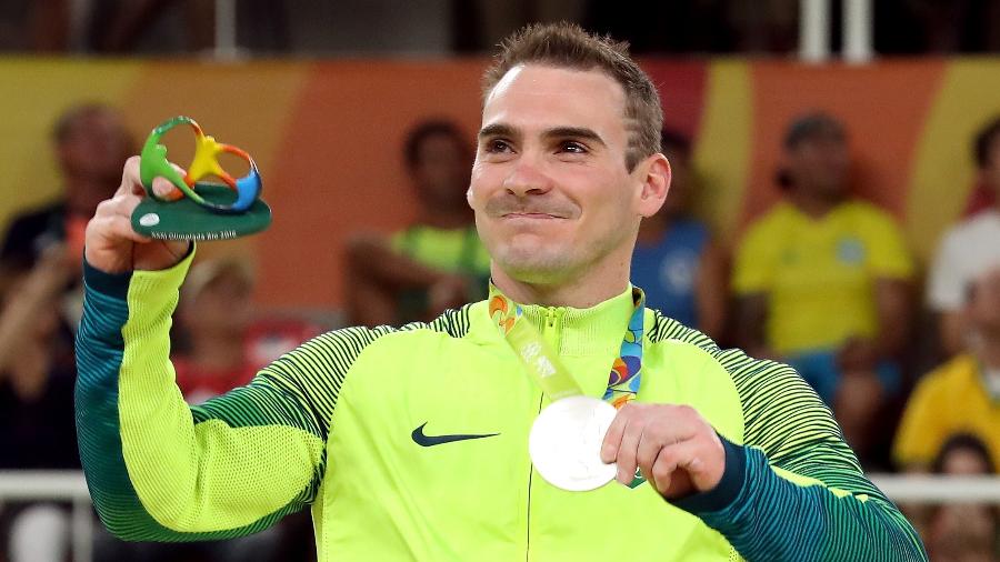 Arthur Zanetti exibe a medalha de prata conquistada nas argolas nas Olimpíadas do Rio - Marcio Fernandes/Nopp
