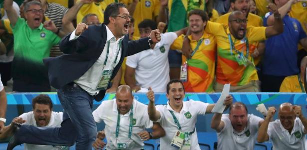Rogério Micale vibra com gol marcado por Neymar no primeiro tempo da final olímpica - REUTERS/Yves Herman