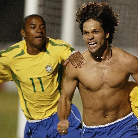 Diego celebra com Robinho seu gol contra o Paraguai no pré-olímpico do Chile em 2004 - Vanderlei Almeida/AFP