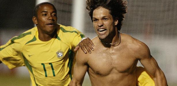 diego-celebra-com-robinho-seu-gol-contra-o-paraguai-no-pre-olimpico-do-chile-em-2004-1468015102290_v2_615x300.jpg