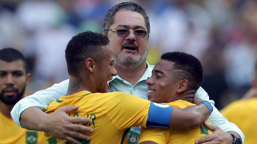 Micale comemora com Neymar e Jesus os gols da seleção brasileira - REUTERS/Bruno Kelly