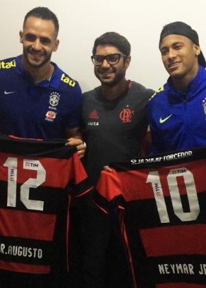 Renato Augusto e Neymar recebem camisa do Flamengo - Twitter / Reprodução - Twitter / Reprodução