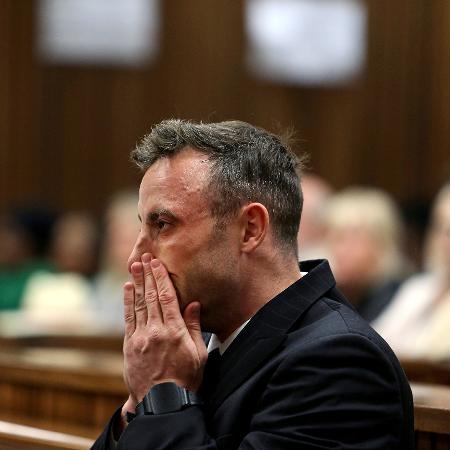 Oscar Pistorius acompanha julgamento em tribunal em Pretoria