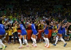 Maracanãzinho lotado emociona atletas que criam "trenzinho" para agradecer