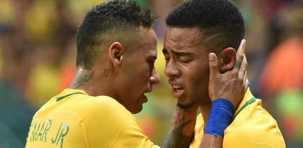 Gabriel Jesus comemora com Neymar após marcar um dos gols da goleada por 4 a 0 do Brasil sobre a Dinamarca - NELSON ALMEIDA/AFP