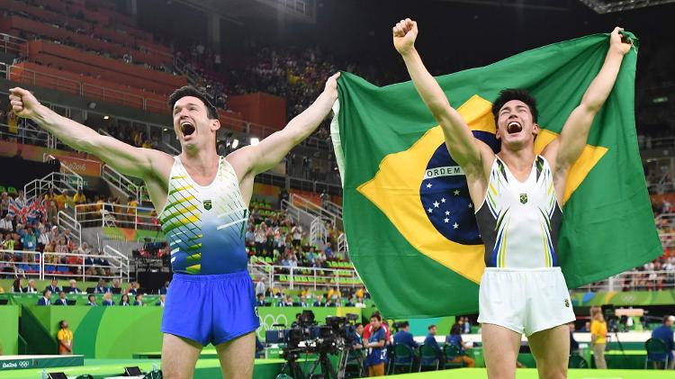 Diego Hypólito e Arthur Nory comemoram juntos a dobradinha brasileira em casa, nos jogos do Rio de Janeiro