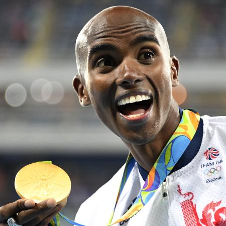 Mo Farah exibe sua medalha de ouro nos 10.000 m na Rio-2016