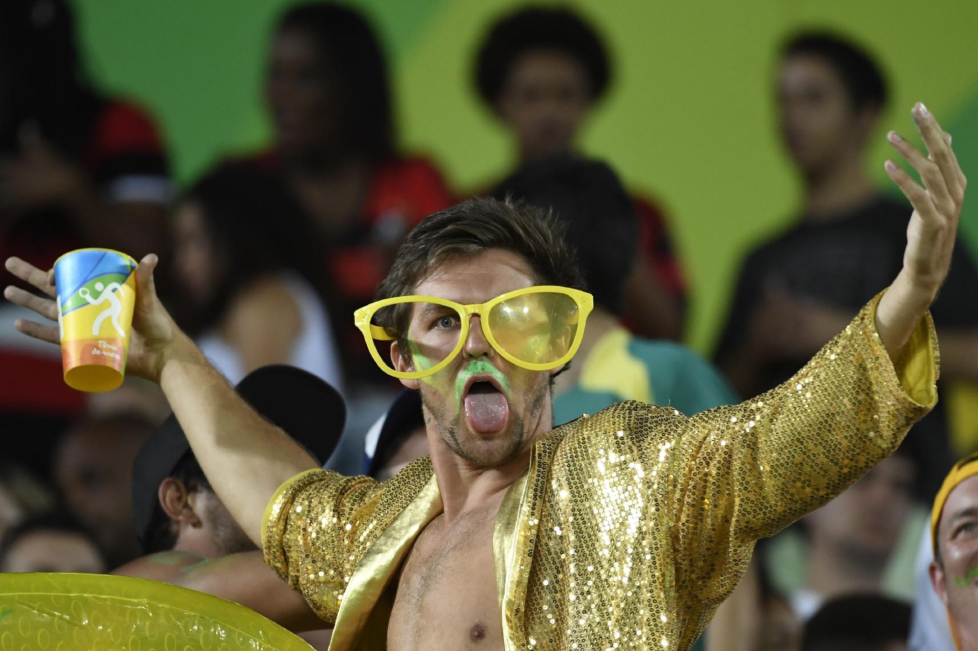 Seria melhor este torcedor consertar a lente do seu óculos para acompanhar melhor a disputa do rúgbi feminino na Rio-2016 - John MACDOUGALL/AFP