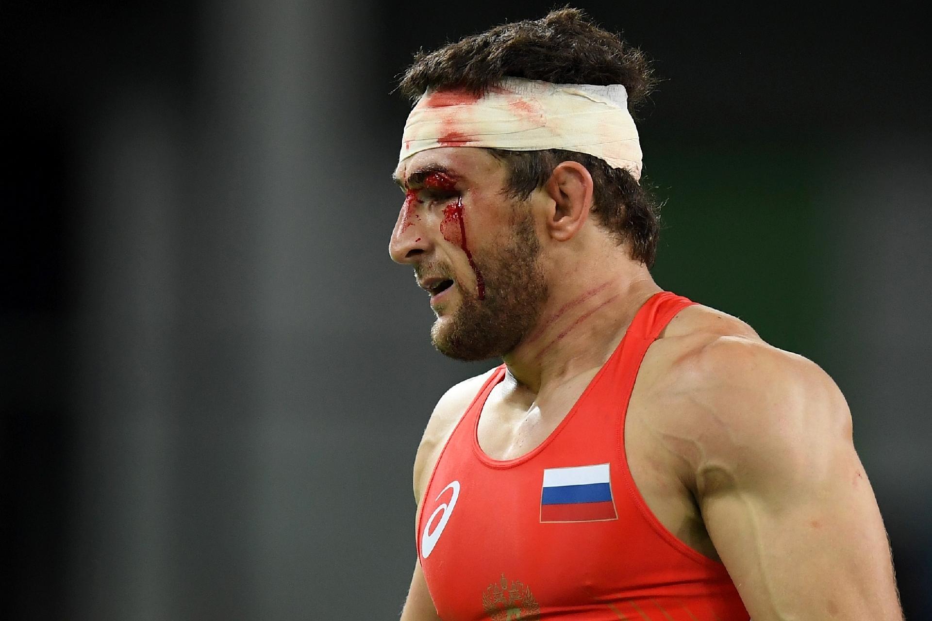 Em duelo "sangrento", iraniano vence russo na final da luta olímpica