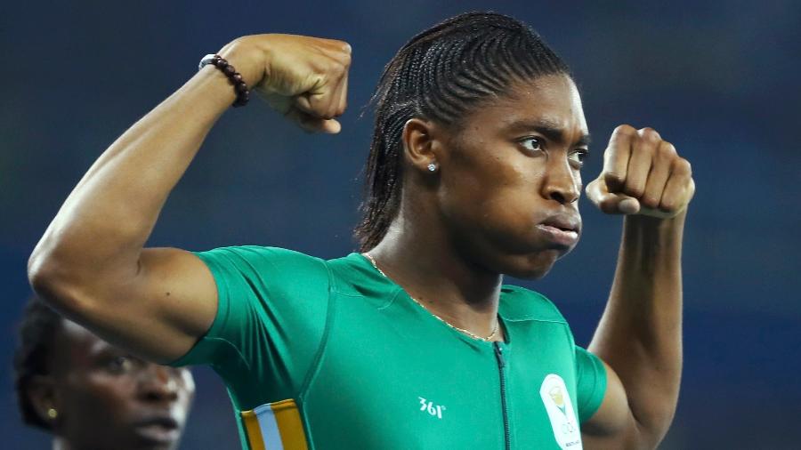 Federação pede controle hormonal para atletas com distúrbio, caso da campeã Caster Semenya (de verde)  - LUCY NICHOLSON/REUTERS