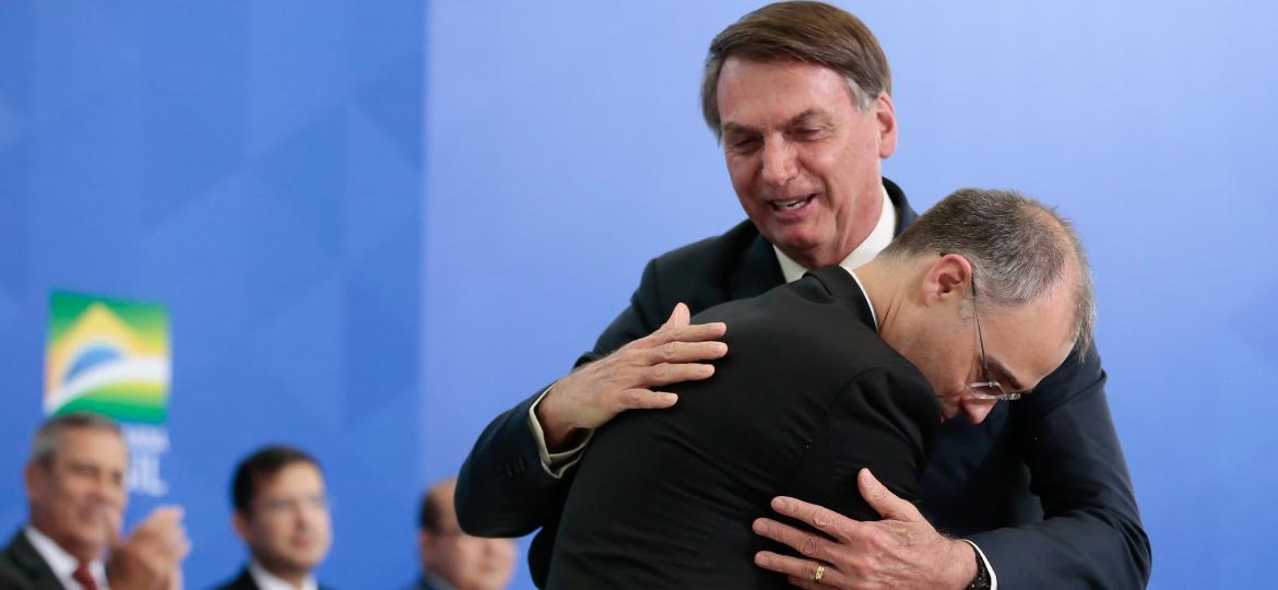 Imagem mostra presidente Jair Bolsonaro abraçando o ministro André Mendonça, do STF (Supremo Tribunal Federal) - Carolina Antunes/PR