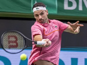 Dimitrov faz semi na Suécia e enfrenta algoz de Ruud