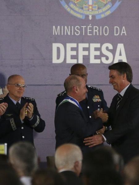 O presidente Jair Bolsonaro cumprimenta o novo ministro da Defesa, general Fernando Azevedo.