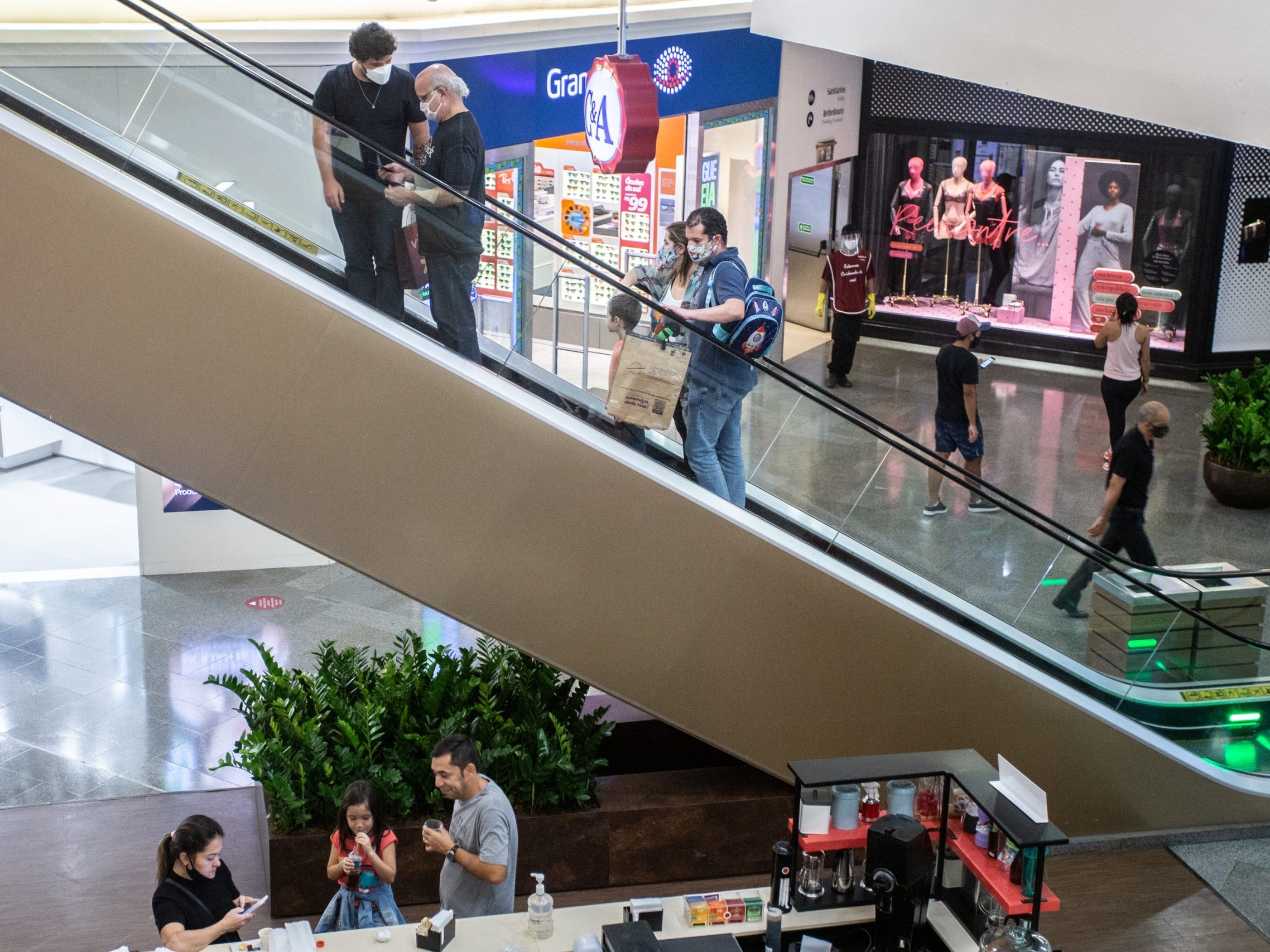 Bancos, construtoras e educação, veja quais ações devem subir mais em 2024