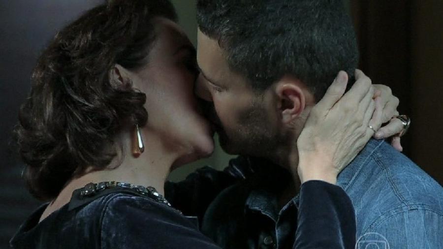 Maria Marta (Lília Cabral) beija Maurílio (Carmo Dalla Vecchia) em Império (Reprodução/Globplay) - Reprodução / Internet
