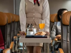 IA para melhorar comida de avião é nova aposta das companhias aéreas