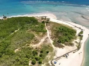 Justiça proíbe remoção de muro acusado de dificultar o acesso à praia em Ipojuca (PE)