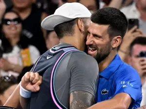 Dupla de Djokovic e Kyrgios faz a festa da torcida e estreia com vitória