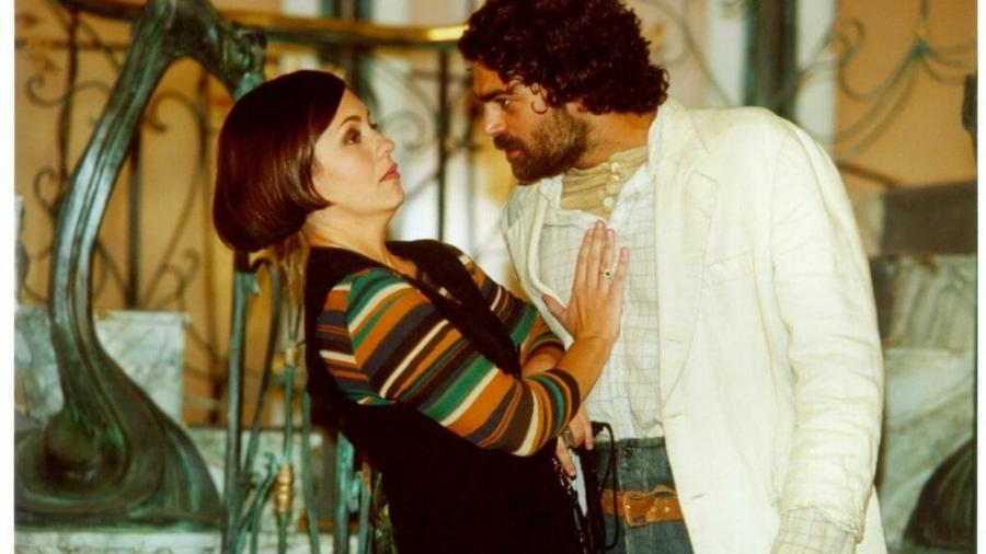  Adriana Esteves e Eduardo Moscovis, em "O Cravo e a Rosa" - Nelson Di Rago / TV Globo)