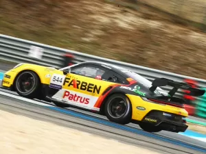 Muller vai ao pódio na Porsche Cup no Estoril e segue na disputa pelo título