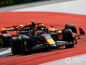 F1 - Ricciardo defende Verstappen: "Você não vai acenar para alguém passar" 