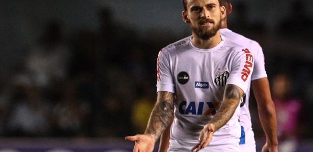 Lucas Lima reclamando em campo durante jogo do Santos nesta temporada - Ricardo Moreira/Estadão Conteúdo
