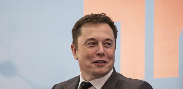 Investidores estão preocupados com o comportamento de Elon Musk que fumou maconha durante uma transmissão pela internet