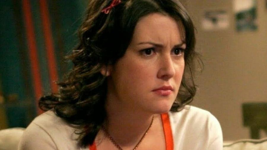 Melanie Lynskey em cena da comédia Two and a Half Men - Divulgação/CBS