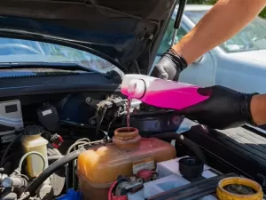 Completar água do radiador e outros 4 hábitos que acabam com o seu carro