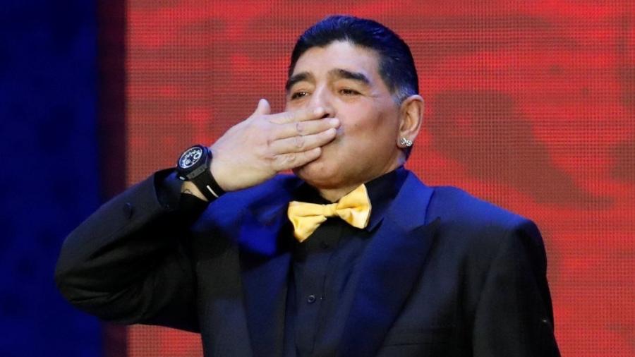 Gravata de Maradona roubou a cena no sorteio da Rússia-2018 - Grigory Dukor/Reuters