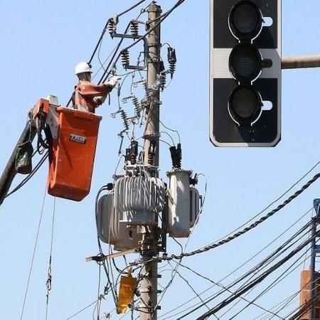 Enel precisa de mais 1600 técnicos para atender demanda da capital, diz sindicato dos eletricistas