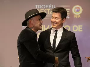 Rodrigo Faro entrega Prêmio Troféu Destaque a Rikardo Pérolas, na Suíça