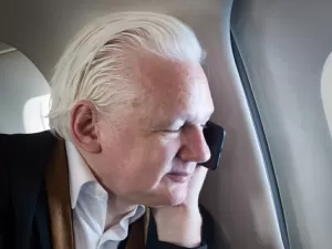 Livre após julgamento em Saipan, Julian Assange acaba de chegar à Austrália