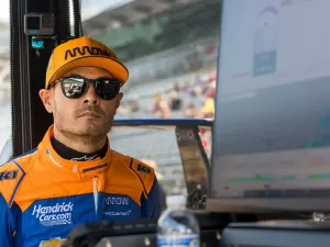 Larson confirma nova 'dobradinha Indy 500-Charlotte' em 2025, com prioridade para a NASCAR