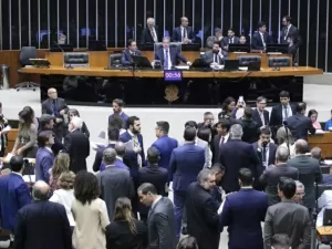 Câmara adia votação de pacote fiscal e pressiona o governo por emendas